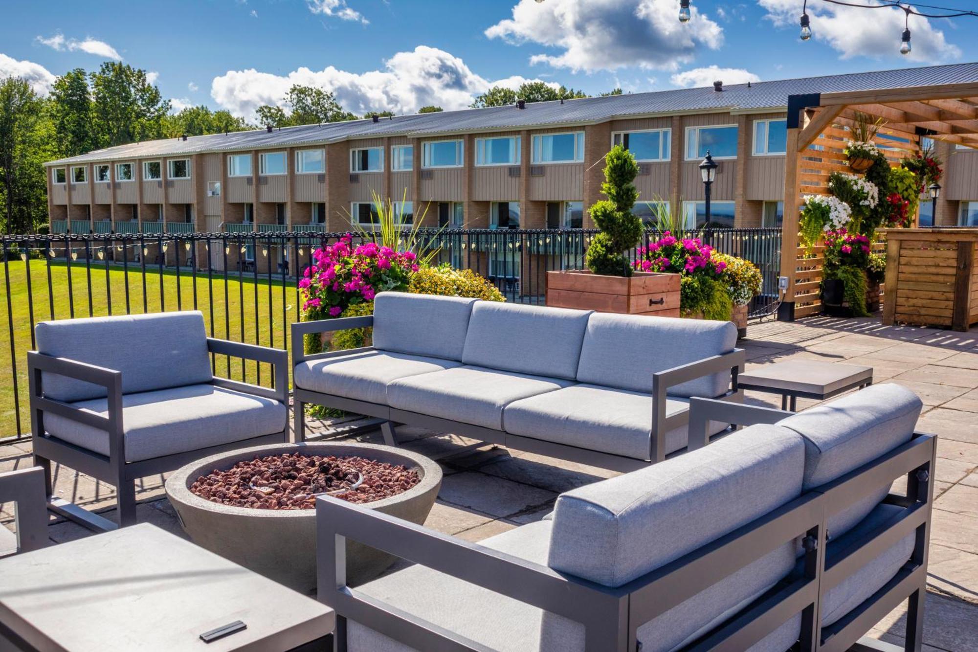 Old Orchard Inn Вулфвилл Экстерьер фото